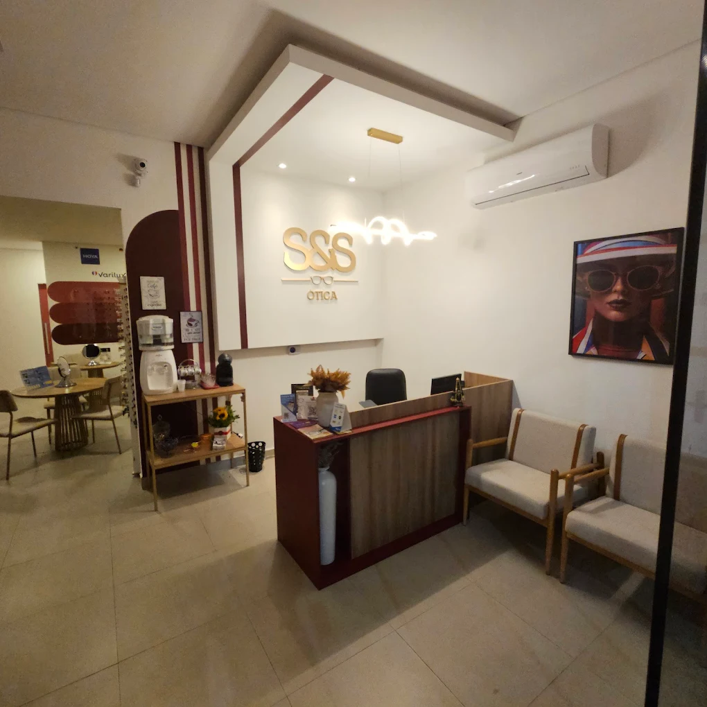 Interior da loja S&S Ótica - área de atendimento